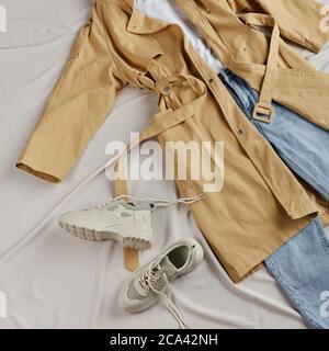 combinaisons de manteau chaud avec tous les vêtements et chaussures, tous les deux articles à la vente, gratuit Banque D'Images