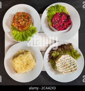 Savoureux betteraves, aubergines, salade mimosa stolichny, vue de dessus Banque D'Images