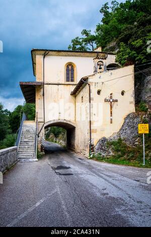 Le Lac de Scanno, Scanno, Abruzzo, Italie centrale, Europe. La petite église Madonna del Lago. Banque D'Images