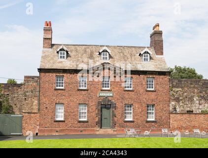 Ancien bâtiment de l'hôpital militaire, le bloc Arnhem, dans les murs du château de Carlisle, Cumbria, Angleterre, Royaume-Uni Banque D'Images