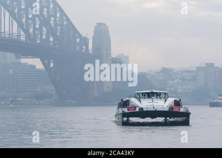 Le ferry pour chats du fleuve Sydney, Dawn Fraser, s'approche de Circular Quay à une vitesse lente et sûre lors d'une matinée hivernale très brumeux à Sydney, en Australie Banque D'Images