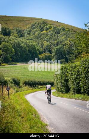 Cyclisme dans le parc national de South Downs près de Fulking, West Sussex, Royaume-Uni Banque D'Images