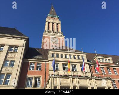 Kiel, Allemagne. 04e août 2020. Die Fahnen vor dem Kieler Rathaus hängen auf Halbmaast. AM 03.08.2020 ist eine 23-jährige Auszubildende an ihrem ersten Ausbildungstag von einem abgebrochenen Fahnenmaast erschlagen worden. Die junge Frau woltte sich am Montagvormittag gemeinsam mit 50 weiteren neuen Azubis für ein gemeinsames Foto auf den Rathausplatz stellen. In diesem moment sei am Rande des Platzes ein Lastwagen beim Rangieren gegen einen Fahnenmaast gestoßen. Der Mast been und Ausführung von 23-Jährige gestürzt. Credit: Wolfgang Schmidt/dpa/Alay Live News Banque D'Images