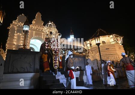 Colombo, Sri Lanka. 3 août 2020. Un éléphant est vu pendant le festival Kandy Esala Perahera devant le temple bouddhiste sri-lankais de la dent à Kandy, Sri Lanka, le 3 août 2020. Credit: A.Hapuarchchi /Xinhua/Alamy Live News Banque D'Images