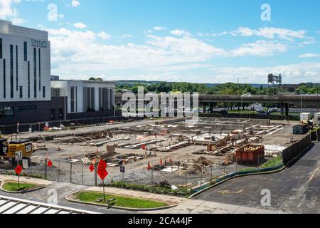 Syracuse, New York, États-Unis. 2 août 2020. Vue sur un chantier de construction sur Adams Street, près du centre médical de l'Université d'Upstate à Syracuse, New York Banque D'Images