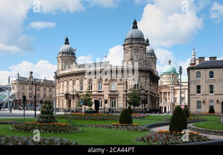 HULL, Royaume-Uni - 11 JUILLET 2020 : Queens Gardens avec pelouse et fleurs et vue sur le Musée maritime et l'hôtel de ville le 11 juillet 2020 à Hull, Yorkshire, Royaume-Uni. Banque D'Images