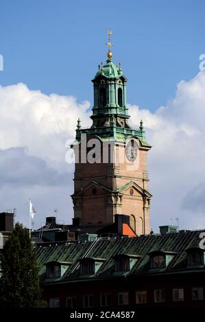 Suède, Stockholm. Tour du Storkyrkan, également appelé Stockholms domkyrka (cathédrale de Stockholm). Cette flèche d'église et d'autres changements à la façade ont été conçus par Carlberg à partir de 1736. Banque D'Images