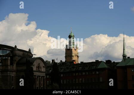 Suède, Stockholm. Tour du Storkyrkan, également appelé Stockholms domkyrka (cathédrale de Stockholm). Cette flèche d'église et d'autres changements à la façade ont été conçus par Carlberg à partir de 1736. Banque D'Images