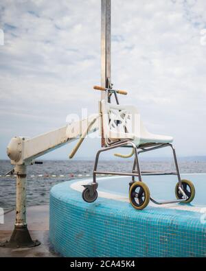 Plage et piscine accessibles avec ascenseur pour les personnes à mobilité réduite. Banque D'Images