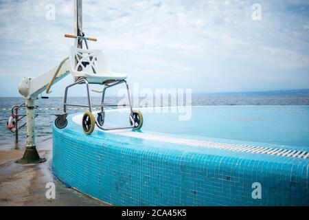 Plage et piscine accessibles avec ascenseur pour les personnes à mobilité réduite. Banque D'Images