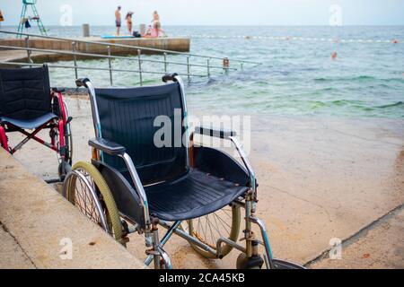 Plage et piscine accessibles avec ascenseur pour les personnes à mobilité réduite. Banque D'Images