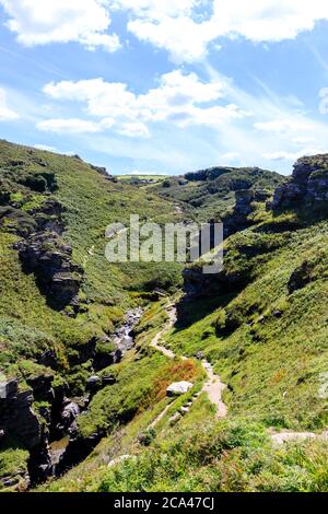 Grimpez en pente raide vers Rocky Valley et encore plus raide, remontez de l'autre côté ! Sentier de la côte sud-ouest près de Tintagel Banque D'Images