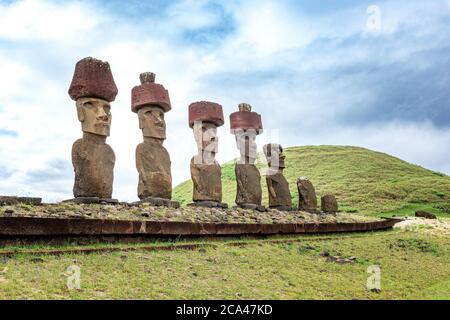 Vue du côté gauche du douve de l'AHU Nau Nau, Anakena, Île de Pâques Banque D'Images