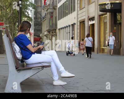 Barcelone, Espagne. 31 juillet 2020. Une jeune femme est assise sur un banc à Barcelone, Espagne, le 31 juillet 2020. Credit: Ismael Peracaula/Xinhua/Alay Live News Banque D'Images