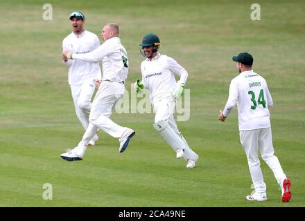 Callum Parkinson de Leicestershire (deuxième à gauche) célèbre avec ses coéquipiers après avoir pris le cricket de Dane Vilas de Lancashire (non représenté) pendant le quatrième jour du match de trophée Bob Willis à Blackfinch New Road, Worcester. Banque D'Images