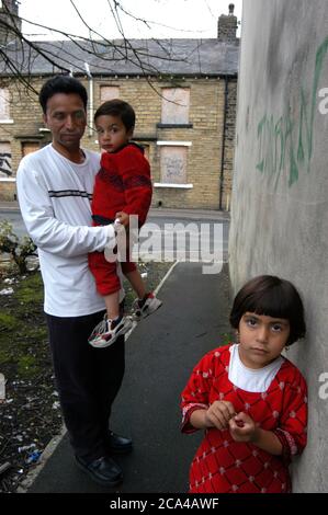 Père et enfants vivant dans une région privée de Halifax, Yorkshire, Royaume-Uni Banque D'Images