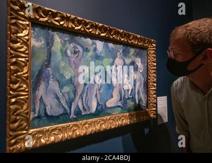 Royal Academy of Arts, Londres, Royaume-Uni. 4 août 2020. Gauguin et les impressionnistes, ouverts au public le 7 août avec des mesures de distanciation sociale, est une occasion unique de voir le Trésor de la collection Ordrupgaard des œuvres impressionnistes de Monet et Degas, pré-impressionnistes comme Corot et Courbet, Ainsi que des artistes associés à l'école Barbizon, comme Dupré et Daubigny. Image: Paul Cézanne, bain des femmes, c. 1895. Huile sur toile. © Ordrupgaard, Copenhague. Crédit : Malcolm Park/Alay Live News. Banque D'Images