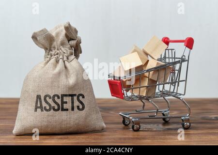 Le concept d'achat de tout actif. Sac d'argent à côté du panier. Banque D'Images