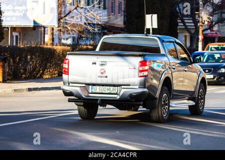 Vue arrière de Fiat Fullback dans la circulation dans les rues de Bucarest, Roumanie, 2020 Banque D'Images