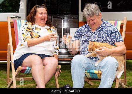 Paula et Andrew Hancock, avec leur chat Shortcake, toast un an depuis qu'ils ont gagné un prix de carte à gratter de loterie de ??1 million, à la Pumping House à Ollerton, dans le Notinghamshire. Banque D'Images