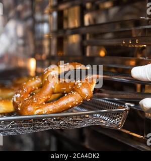 Un employé qui sort Pretzel Banque D'Images