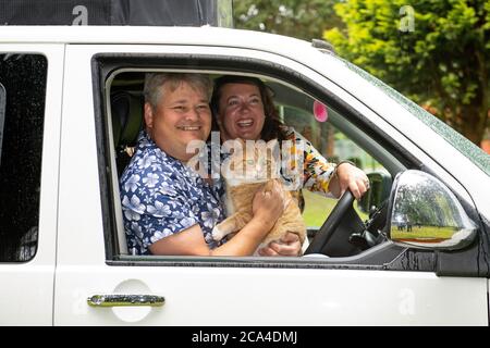 Paula et Andrew Hancock, avec leur chat Shortcake, toast un an depuis qu'ils ont gagné un prix de carte à gratter de loterie de ??1 million, à la Pumping House à Ollerton, dans le Notinghamshire. Banque D'Images