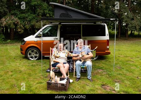 Paula et Andrew Hancock, avec leur chat Shortcake, toast un an depuis qu'ils ont gagné un prix de carte à gratter de loterie de ??1 million, à la Pumping House à Ollerton, dans le Notinghamshire. Banque D'Images