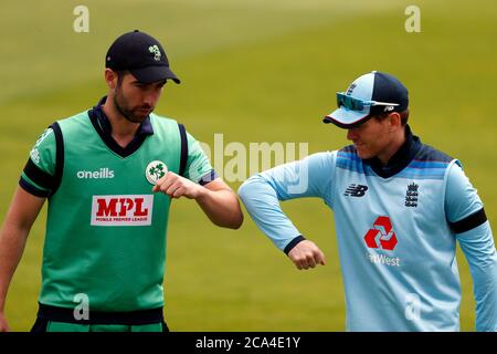 Le capitaine d'Angleterre Eoin Morgan (à droite) et le capitaine d'Irlande Andrew Balbirnie se sont mis à coude après le tir avant le troisième match international One Day au Ageas Bowl, à Southampton. Banque D'Images