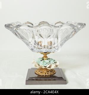 Maison décoration intérieure verre, pot, vase en céramique isolé sur fond blanc Banque D'Images
