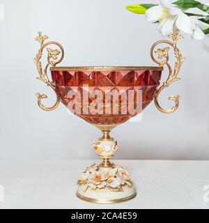 Décoration intérieure rouge verre, pot, vase en céramique isolé sur fond blanc Banque D'Images