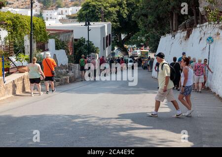 Vue sur la rue, Lindos, Rhodes Banque D'Images