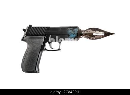 Pistolet avec ancien stylo isolé sur fond blanc Banque D'Images
