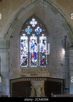 Intérieur de l'église St Andrews, Okeford Fitzpaine, Dorset de l'autel à la police Banque D'Images