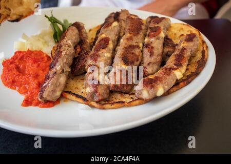 Cevephcici ou Cevevi, plat bosniaque préparé sur le barbecue et servi avec du pain Lepinja. Plat populaire des Balkans. Banque D'Images
