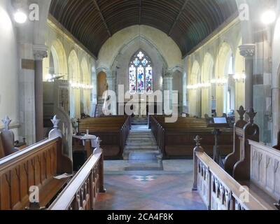 Intérieur de l'église St Andrews, Okeford Fitzpaine, Dorset de l'autel à la police Banque D'Images