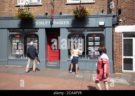 Sevenoaks, Kent, 4 août 2020, personnes regardant dans une fenêtre d'agents immobiliers à Sevenoaks, Kent. La prévision est pour 20C ensoleillé avec une douce brise et est de devenir plus chaud que la semaine continue avec des températures attendues de 32C ou plus le vendredi.Credit: Keith Larby/Alay Live News Banque D'Images