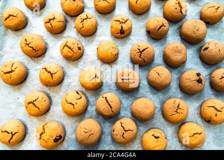 Fraîchement préparé les jours d'isolement. Biscuits aux pépites de chocolat faits maison ou biscuits sur plaque de cuisson. Mise au point sélective. Banque D'Images