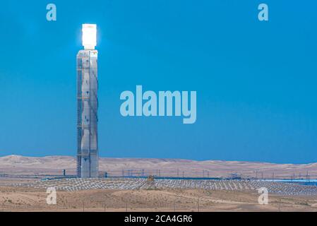 La station de collecte de la centrale solaire Ashalim est une centrale thermique solaire dans le désert du Negev, près du kibbutz Ashalim, en Israël. TH Banque D'Images
