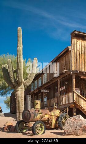 Moteur de traction à vapeur, tracteur du XIXe siècle, dans la rue de la ville fantôme de Goldfield, à Apache Trail, près d'Apache Junction, Arizona, États-Unis Banque D'Images