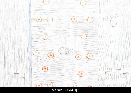 Texture en bois clair blanchi avec des vis de taraudage rouillées anciennes. La texture du vieux contreplaqué séché. Fond en bois gris clair pour le design. Banque D'Images