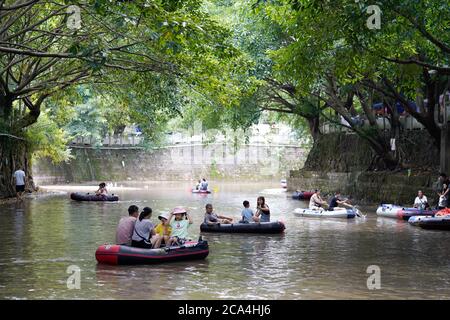 Chongqing, municipalité chinoise de Chongqing. 3 août 2020. Les touristes apprécient leur temps libre sur des bateaux en caoutchouc dans la rivière Zhuxi du canton de Jindaoxia, district de Beibei, dans la municipalité de Chongqing, dans le sud-ouest de la Chine, le 3 août 2020. La rivière Zhuxi est un courant populaire pour les touristes qui cherchent les joies en été. Credit: Qin Tingfu/Xinhua/Alamy Live News Banque D'Images