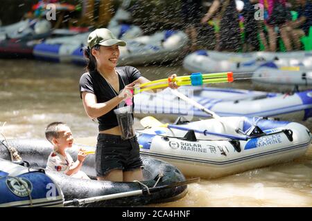 Chongqing, municipalité chinoise de Chongqing. 3 août 2020. Une femme joue un jouet pistolet à eau dans la rivière Zhuxi du canton de Jindaoxia, district de Beibei, dans la municipalité de Chongqing, dans le sud-ouest de la Chine, le 3 août 2020. La rivière Zhuxi est un courant populaire pour les touristes qui cherchent les joies en été. Credit: Qin Tingfu/Xinhua/Alamy Live News Banque D'Images