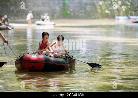 Chongqing, municipalité chinoise de Chongqing. 3 août 2020. Les touristes pagaient sur un bateau en caoutchouc dans la rivière Zhuxi du canton de Jindaoxia, district de Beibei, dans la municipalité de Chongqing, dans le sud-ouest de la Chine, le 3 août 2020. La rivière Zhuxi est un courant populaire pour les touristes qui cherchent les joies en été. Credit: Qin Tingfu/Xinhua/Alamy Live News Banque D'Images