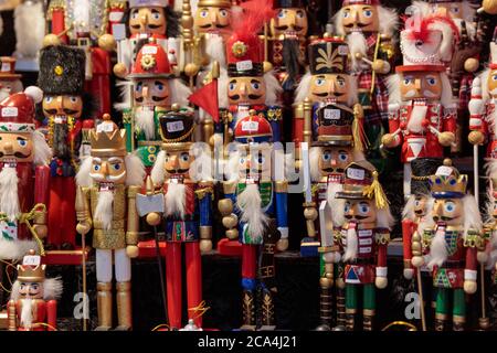 Vue sur les poupées en bois à vendre sur un stand à Le marché de Noël de Birmingham Banque D'Images