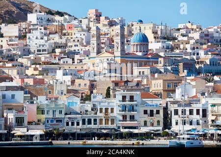 Ville d'Errmoupolis sur l'île de Syros vu de l'entrée du port Banque D'Images