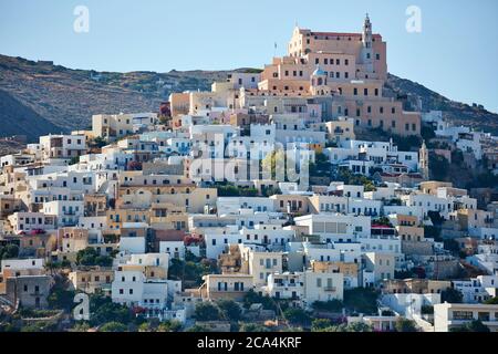 Ville d'Errmoupolis sur l'île de Syros vu de l'entrée du port Banque D'Images