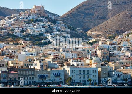 Ville d'Errmoupolis sur l'île de Syros vu de l'entrée du port Banque D'Images