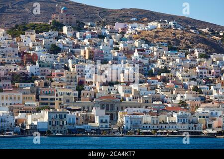 Ville d'Errmoupolis sur l'île de Syros vu de l'entrée du port Banque D'Images