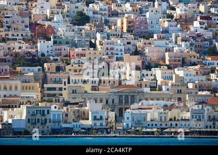 Ville d'Errmoupolis sur l'île de Syros vu de l'entrée du port Banque D'Images