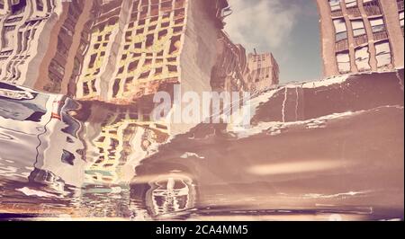Vue floue et déformée d'une voiture dans la ville de New York, reflétée dans le fladle, couleurs appliquées, États-Unis. Banque D'Images